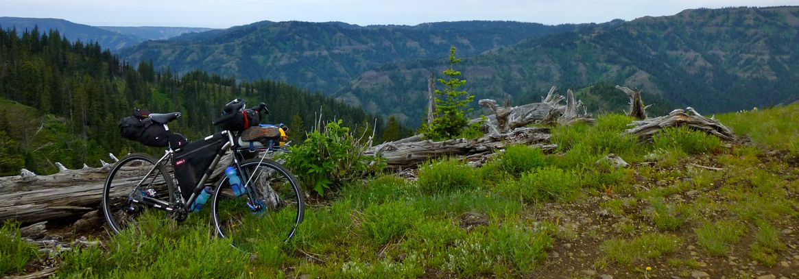 Bicicleta de bikepacking frente a un valle