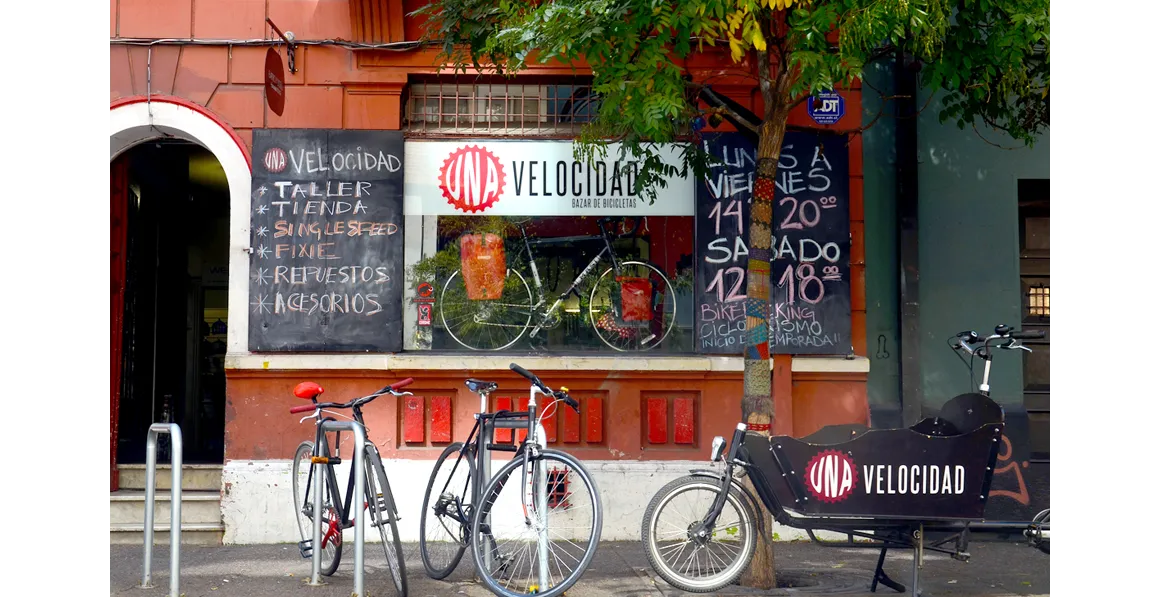 Fachada del taller Una Velocidad en calle Esmeralda, con bicicletas estacionadas afuera